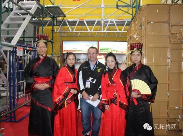 元拓腳手架寶馬展與客戶合影