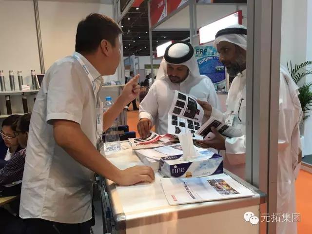 元拓腳手架迪拜BIG5展會客戶在看產品資料
