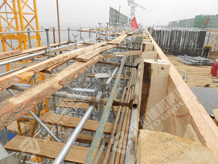 北京地鐵盤式腳手架正在搭建中