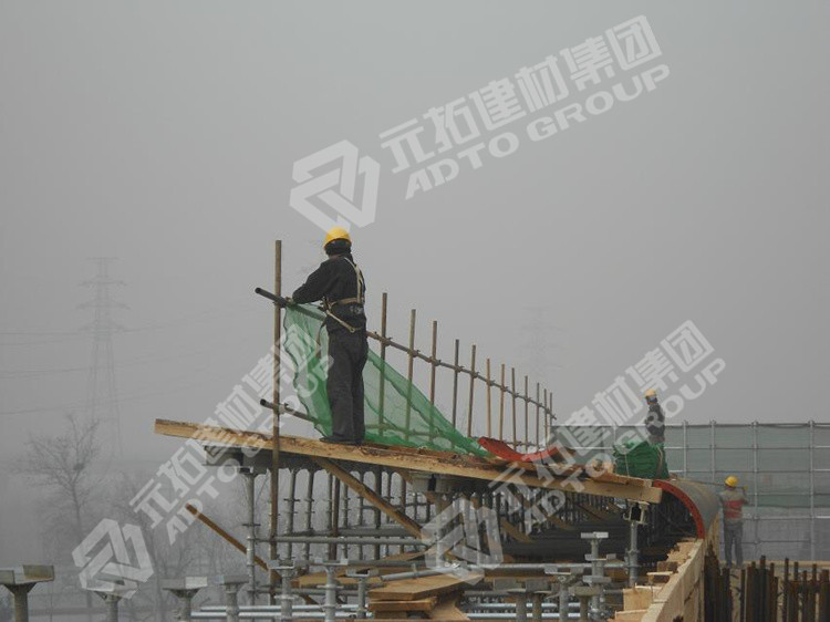建筑盤式腳手架工人施工現場